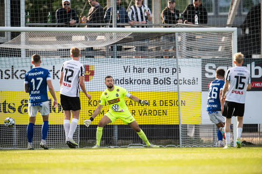 Trelleborgs Haris Brkic skickar bollen bakom Landskronas