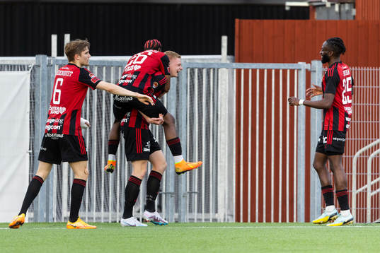 Östersunds Malcolm Stolt jublar