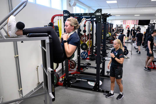 Hanna Olsson och Jennifer Carlsson tränar med herrlaget