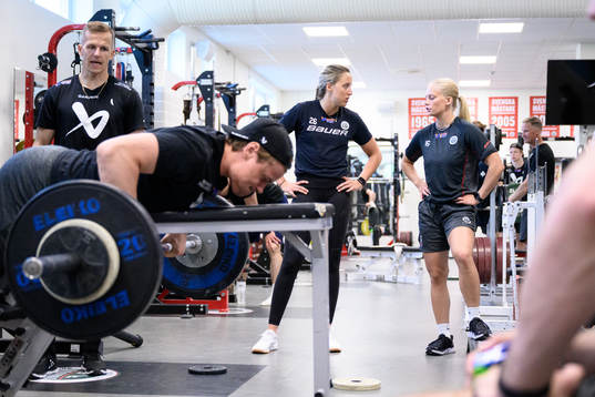 Mac Friberg, Hanna Olsson och Jennifer Carlsson tränar med