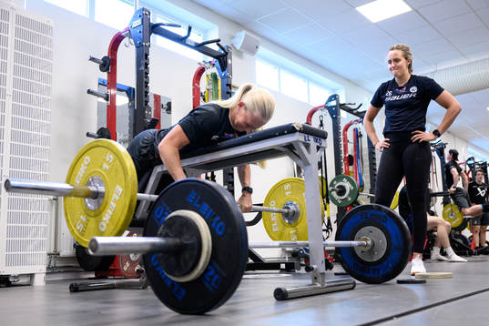 Jennifer Carlsson och Hanna Olsson tränar med herrlaget