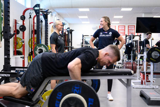 Max Friberg, Jennifer Carlsson och Hanna Olsson tränar med