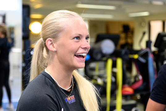 Jennifer Carlsson blir intervjuad