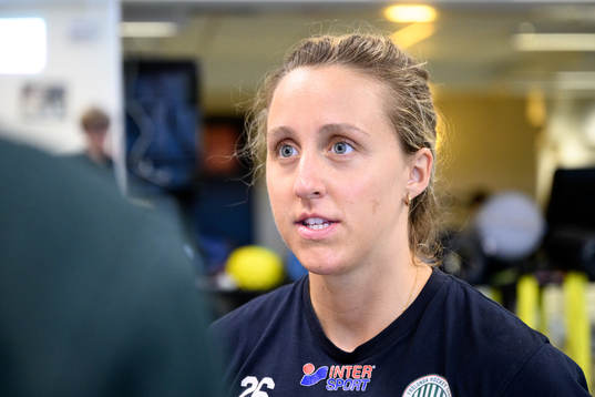 Hanna Olsson blir intervjuad