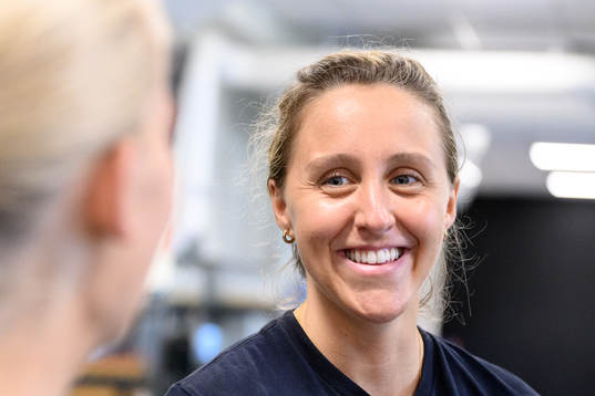 Hanna Olsson blir intervjuad