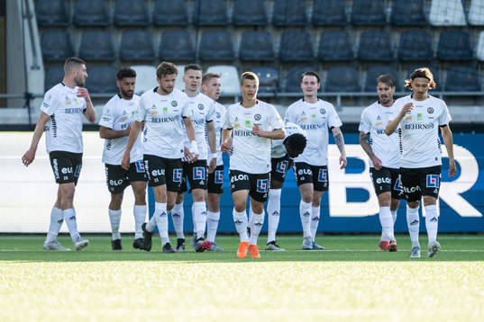Örebros Samuel Dahl jublar med lagkamrater