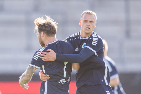 Utsiktens Karl Bohm har gjort 1-1 och jublar med Jesper