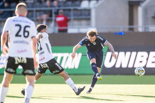 Örebros Lucas Shlimon försvarar när Utsiktens Karl Bohm