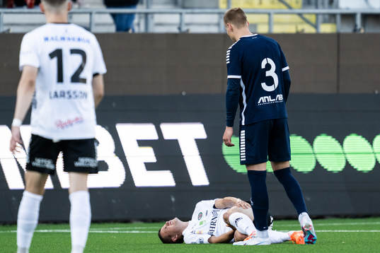 Örebros Samuel Dahl  har ont