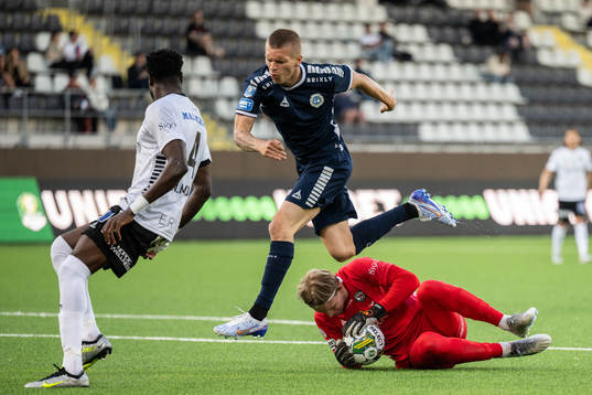 Örebros Nasiru Moro och målvakt William Eskelinen mot