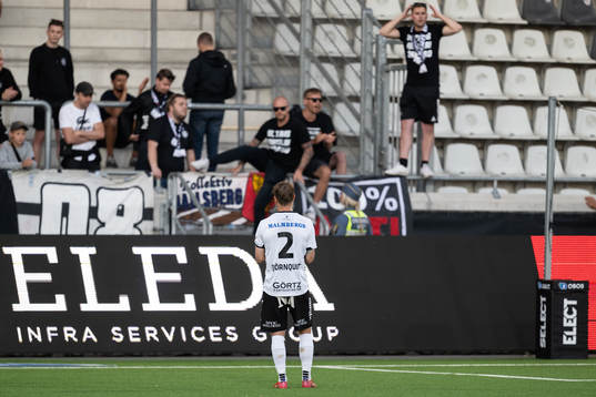 Örebros Daniel Björnquist pratra med supportrar