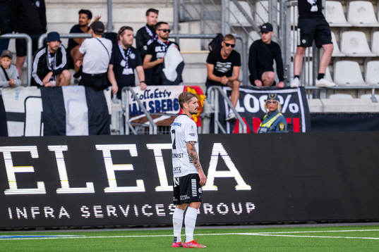 Örebros Daniel Björnquist deppar framför supportrarna