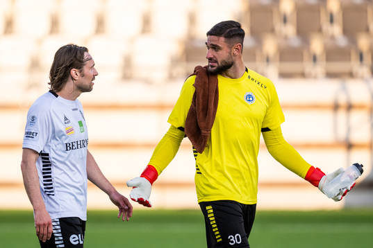 Örebros Kevin Walker reagerar mot Utsiktens Elias Hadaya