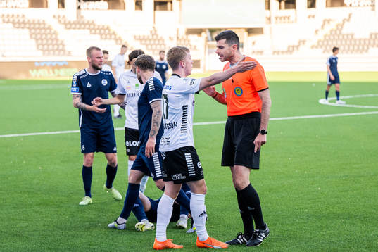 Örebros Valgeir Valgeirsson reagerar mot domare Enzo