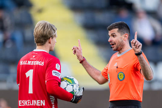 Örebros målvakt William Eskelinen och domare Enzo Vesprini