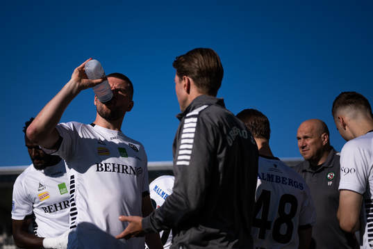 Örebros Axel Oskar Andrésson dricker