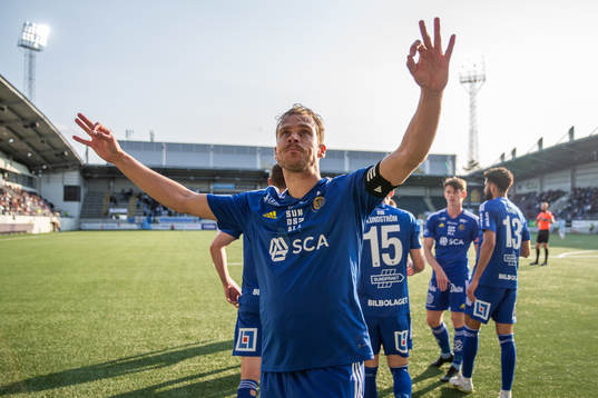 GIF Sundsvalls Pontus Engblom jublar