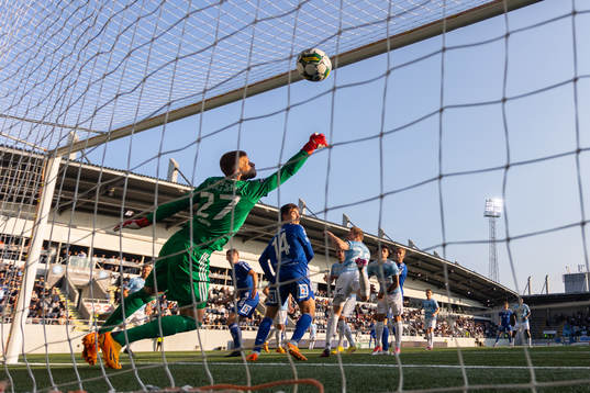 Gefles målvakt Tobias Johansson släpper in 0-1 av GIF