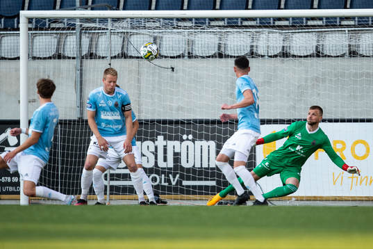 Gefles målvakt Tobias Johansson släpper in 0-3