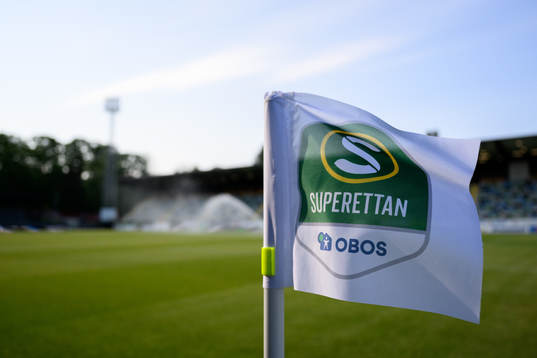 En hörnflagga med Superettans logo innan fotbollsmatchen i
