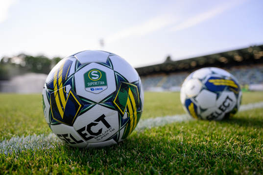 Bollar med Superettans logo innan fotbollsmatchen i