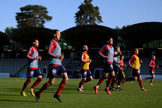 Östers spelare värmer upp innan fotbollsmatchen i