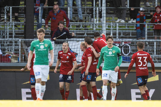 Östers Jesper Jonasson Westermark jublar med lagkamrater