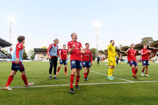 Östers Jesper Jonasson Westermark jublar