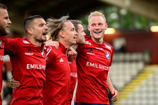 Östers Adam Bergmark Wiberg jublar
