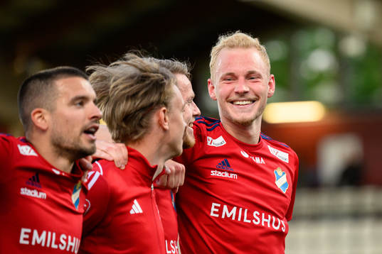 Östers Adam Bergmark Wiberg jublar