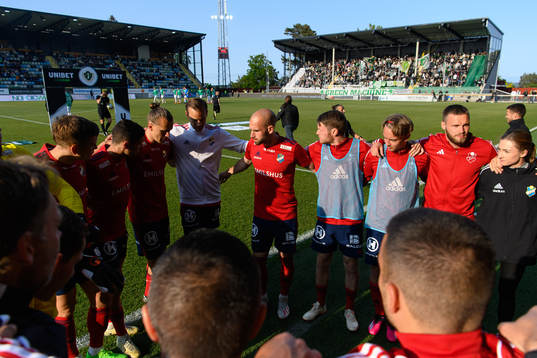 Östers spelare samlas innan fotbollsmatchen i Superettan