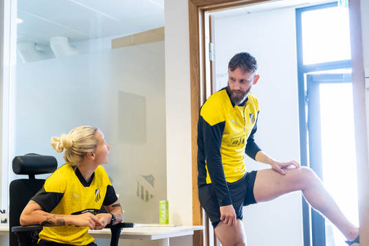 Marika Bergman Lundin och Simon Sandberg i behandlingsrummet