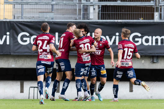 Örgrytes Hady Saleh Karim jublar med lagkamrater
