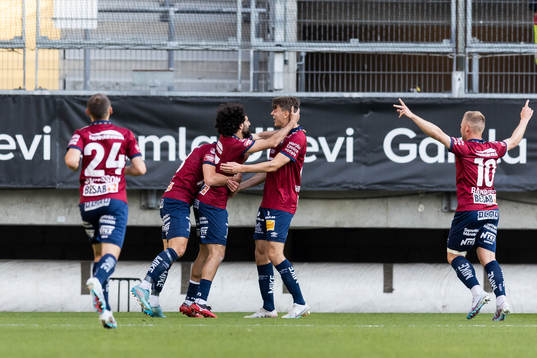 Örgrytes Hady Saleh Karim jublar med lagkamrater