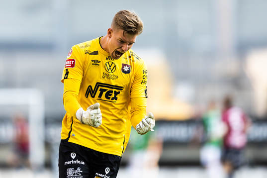 Örgrytes målvakt Mathias Nilsson jublar