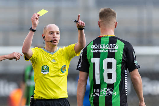 GAISs Alexander Ahl Holmström får ett gult kort av Domare