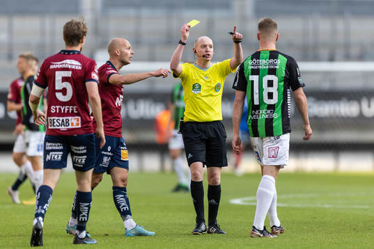 GAISs Alexander Ahl Holmström får ett gult kort av Domare