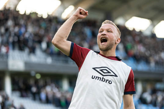 Örgrytes Nicklas Bärkroth jublar