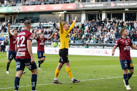 Örgrytes målvakt Mathias Nilsson jublar