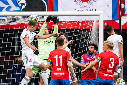 Helsingborgs målvakt Kalle Joelsson mot Skövde AIKs Filip