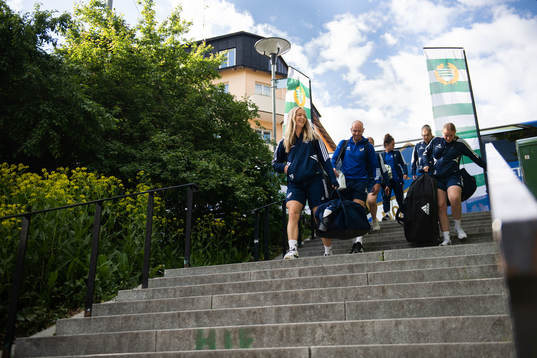 IFK Norrköpings spelare anländer