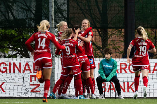 IFK Norrköpings My Cato jublar med lagkamrater