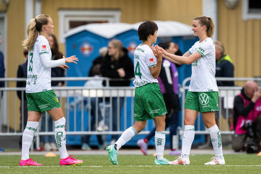 Hammarbys Matilda Vinberg, Maika Hamano och Thea Sørbo