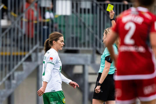 Hammarbys Hanna Folkesson tilldelas gult kort av Domare Eva
