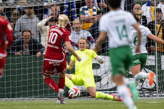 Hammarbys målvakt Anna Tamminen och IFK Norrköpings Wilma