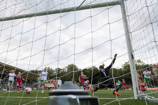 Hammarbys Maika Hamano gör 1-2 bakom IFK Norrköpings