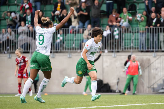Hammarbys Maika Hamano jublar med Madelen Janogy