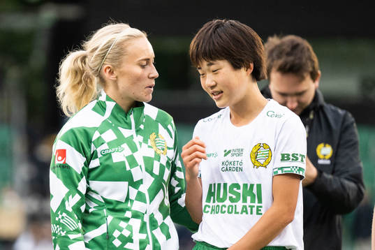 Hammarbys Ellen Gibson och Maika Hamano
