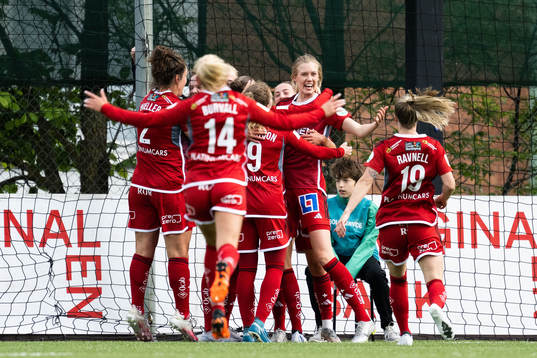 IFK Norrköpings My Cato jublar med lagkamrater