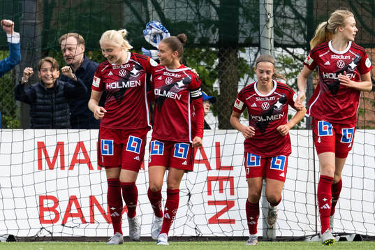 IFK Norrköpings My Cato jublar med lagkamrater